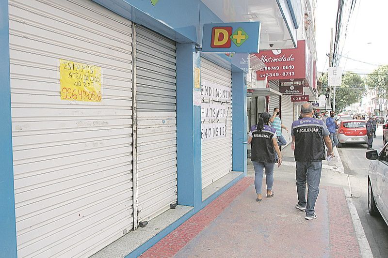 Fiscalização de comércio em Vila Velha: fechamento das lojas vai se manter até a data prevista, dia 31, segundo o governo do Estado (Foto: Fábio Nunes - 19/03/2021)