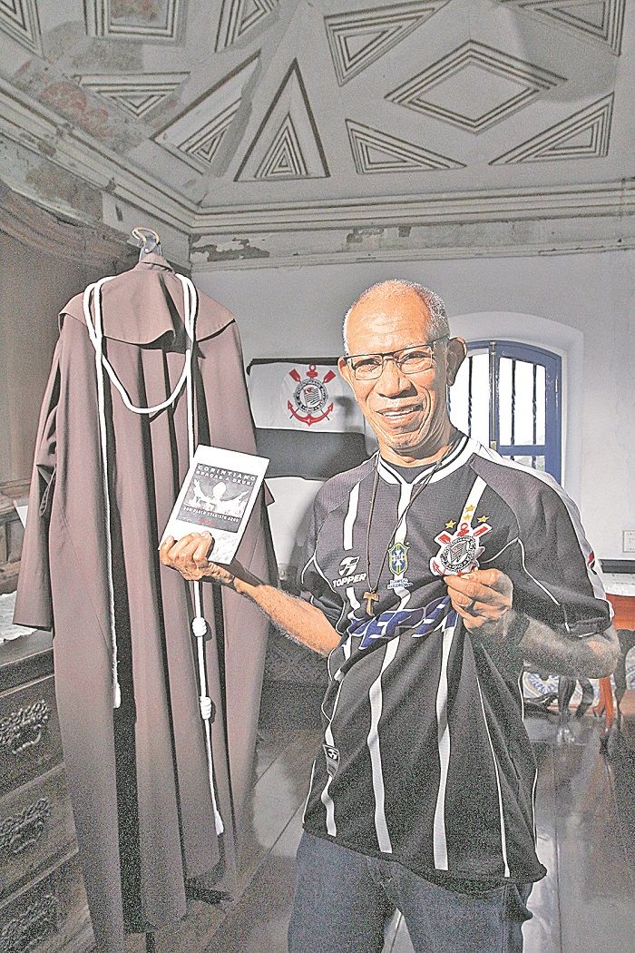 O Frei com o livro “Corintiano, graças a Deus”, de dom Paulo Evaristo Arns (Foto: Beto Morais/AT)