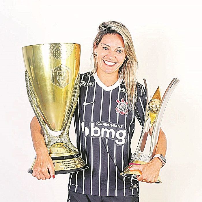 Gabi Zanotti com as taças dos campeonatos Paulista e Brasileiro de 2020 (Foto: Rodrigo Coca/ Divulgação Corinthians)