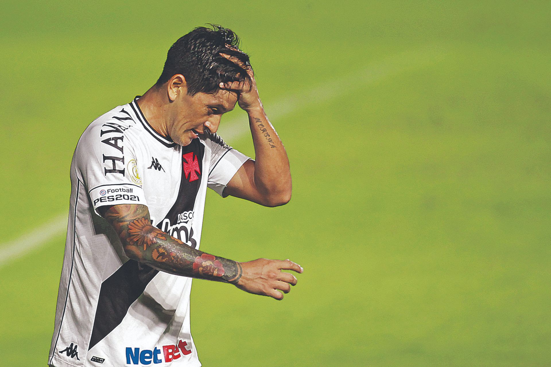 German Cano fica desolado em campo após o rebaixamento ser oficialmente confirmado diante do Goiás (Foto: LUCIANO BELFORD / AgêNCIA O DIA / Agência Estado)