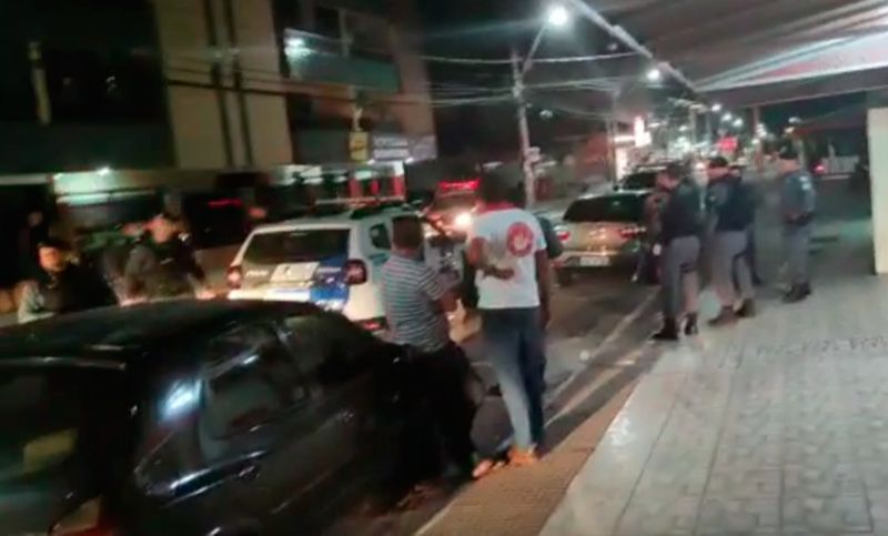 Policiais fizeram a abordagem na noite de quinta-feira (Foto: Reprodução de vídeo)