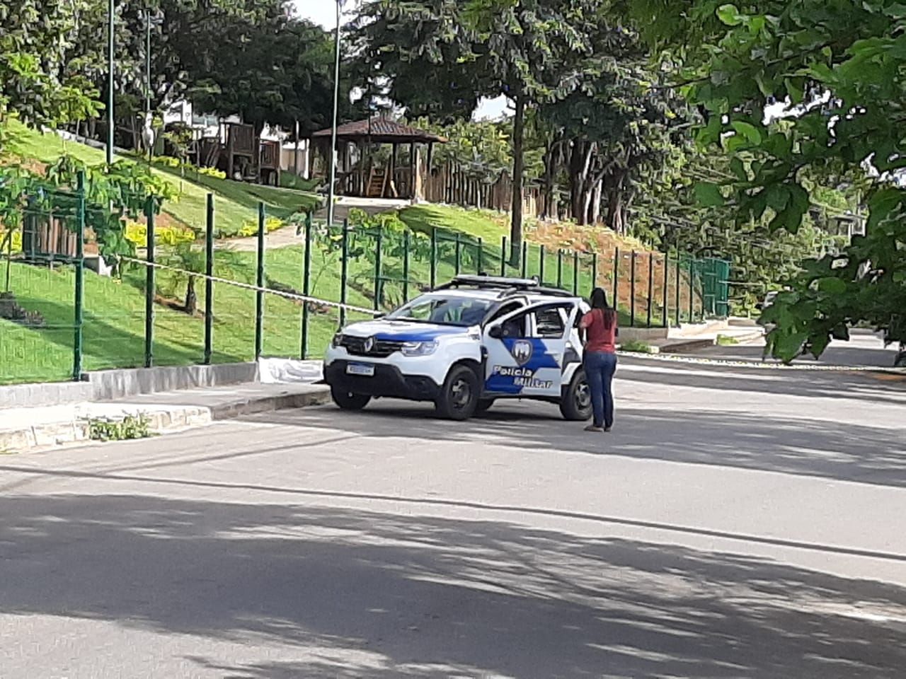 Polícia esteve no local onde o corpo do guardador de carros foi encontrado (Foto: Andresso Cardoso)