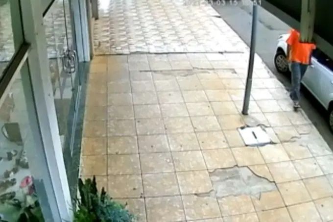 Homem com Covid é preso por passar saliva em maçanetas de carros (Foto: Reprodução / Vídeo)