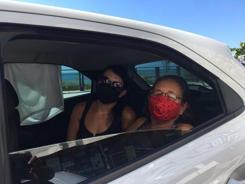 Maria José Vieira, de 73 anos, enfrenta a fila acompanhada da filha (Foto: Clóvis Rangel)