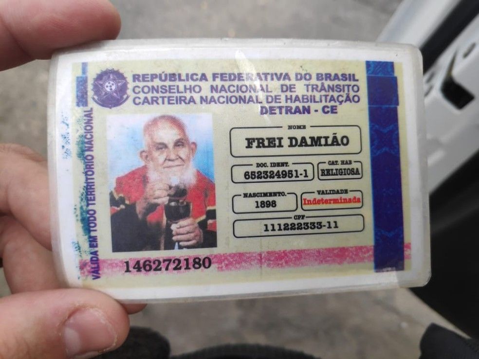 Idoso apresentou uma "carteira de habilitação" com nome e foto do Padre Cícero e do Frei Damião (Foto: Divulgação / BPRv-AL)