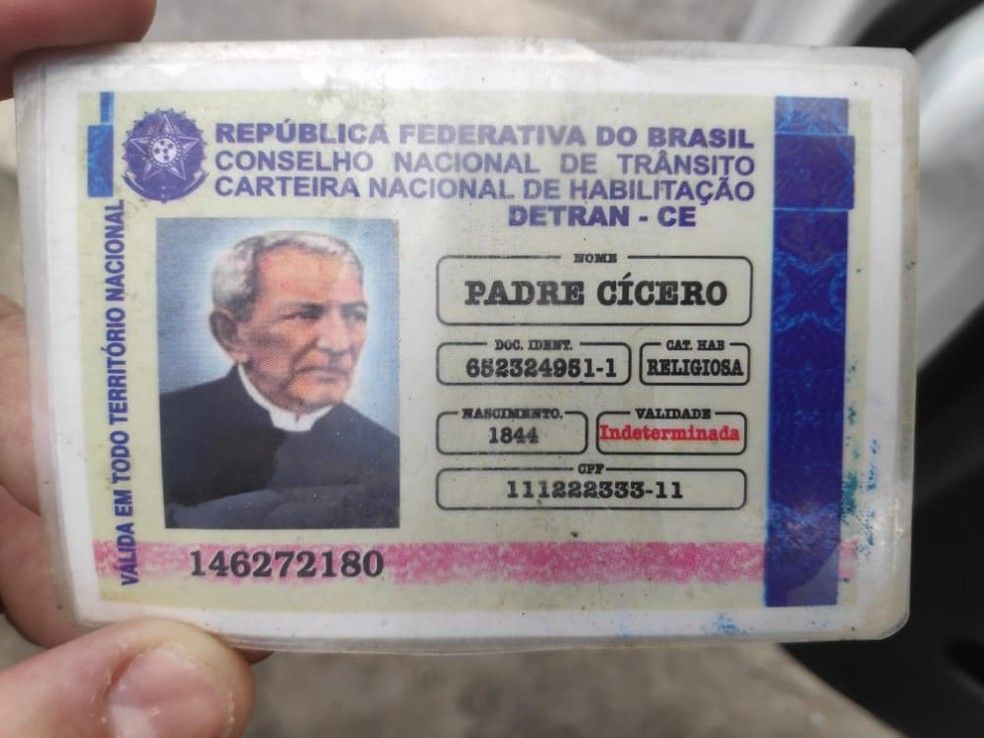 Idoso apresentou uma "carteira de habilitação" com nome e foto do Padre Cícero e do Frei Damião (Foto: Divulgação / BPRv-AL)