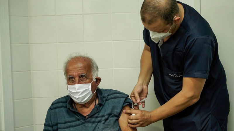Idoso recebe a vacina em Vitória (Foto: André Sobral / Divulgação PMV)
