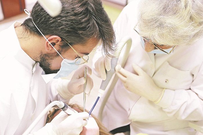 Implante dentário: pressionar excessivamente os dentes ao dormir pode causar até a perda do dente (Foto: Andrea Piacquadio/Pexels)