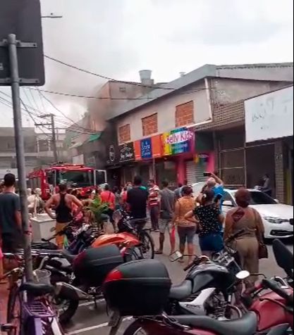 Incêndio chamou a atenção de pessoas nas ruas (Foto: Reprodução / WhatsApp)