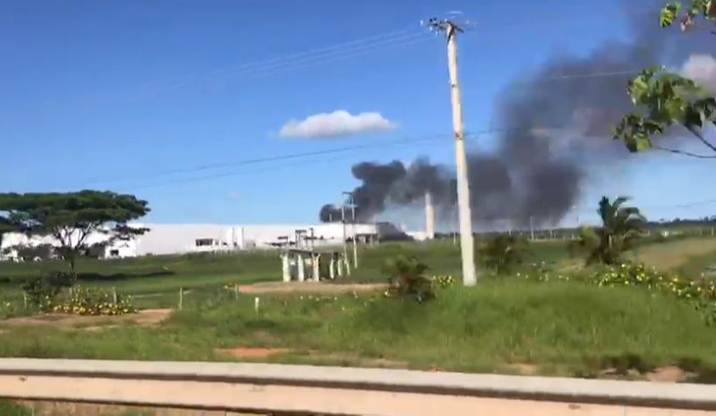 Chamas atingiram material dentro da fábrica e foram controladas pelos Bombeiros. (Foto: Reprodução)