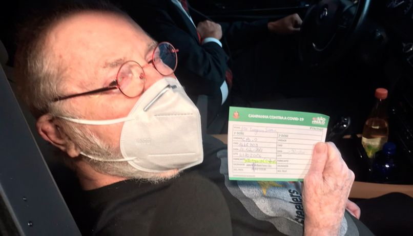 Jô Soares mostra seu comprovante de vacinação contra a covid (Foto: Natacha Mazzaro / Twitter)