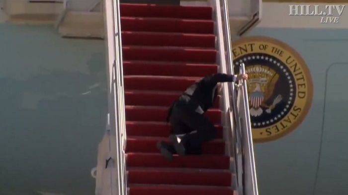 Joe Biden caiu, após tropeçar três vezes (Foto: Reprodução Twitter @CalebJHull)