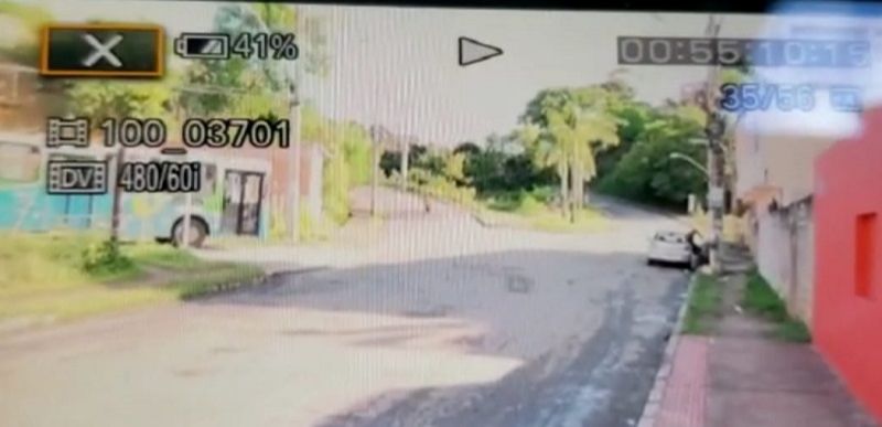 Equipes de reportagem foram expulsas enquanto registravam a dificuldade de moradores para pegar ônibus. (Foto: Reprodução/TV Tribuna)