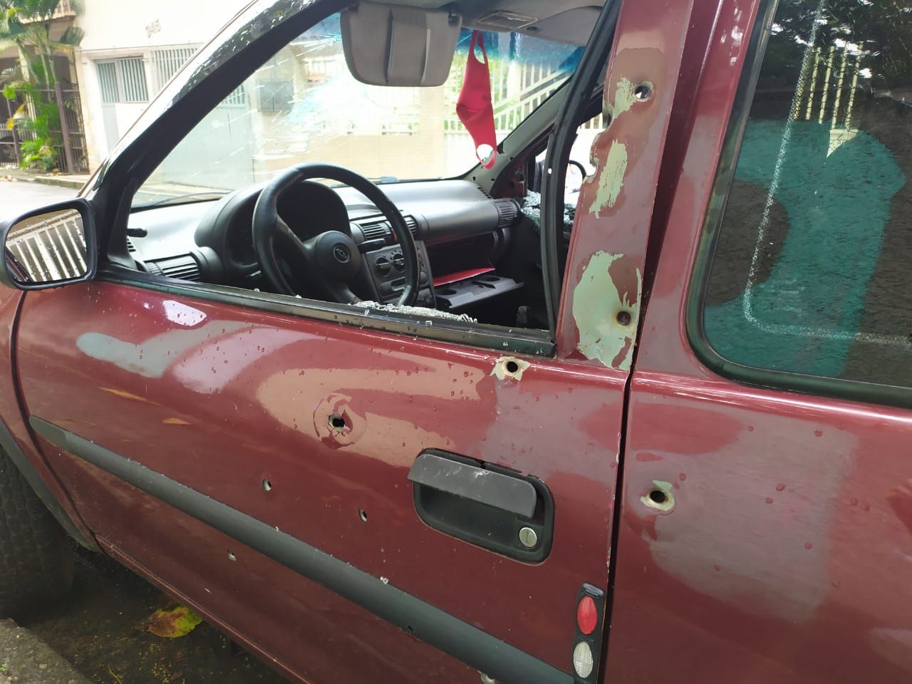Várias marcas de tiros foram encontradas no carro da vítima (Foto: Júlia Afonso)