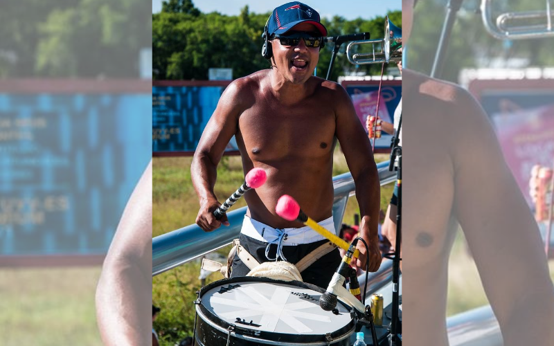 José Lino tocando percussão em um dos shows de sua banda (Foto: Reprodução/Facebook )