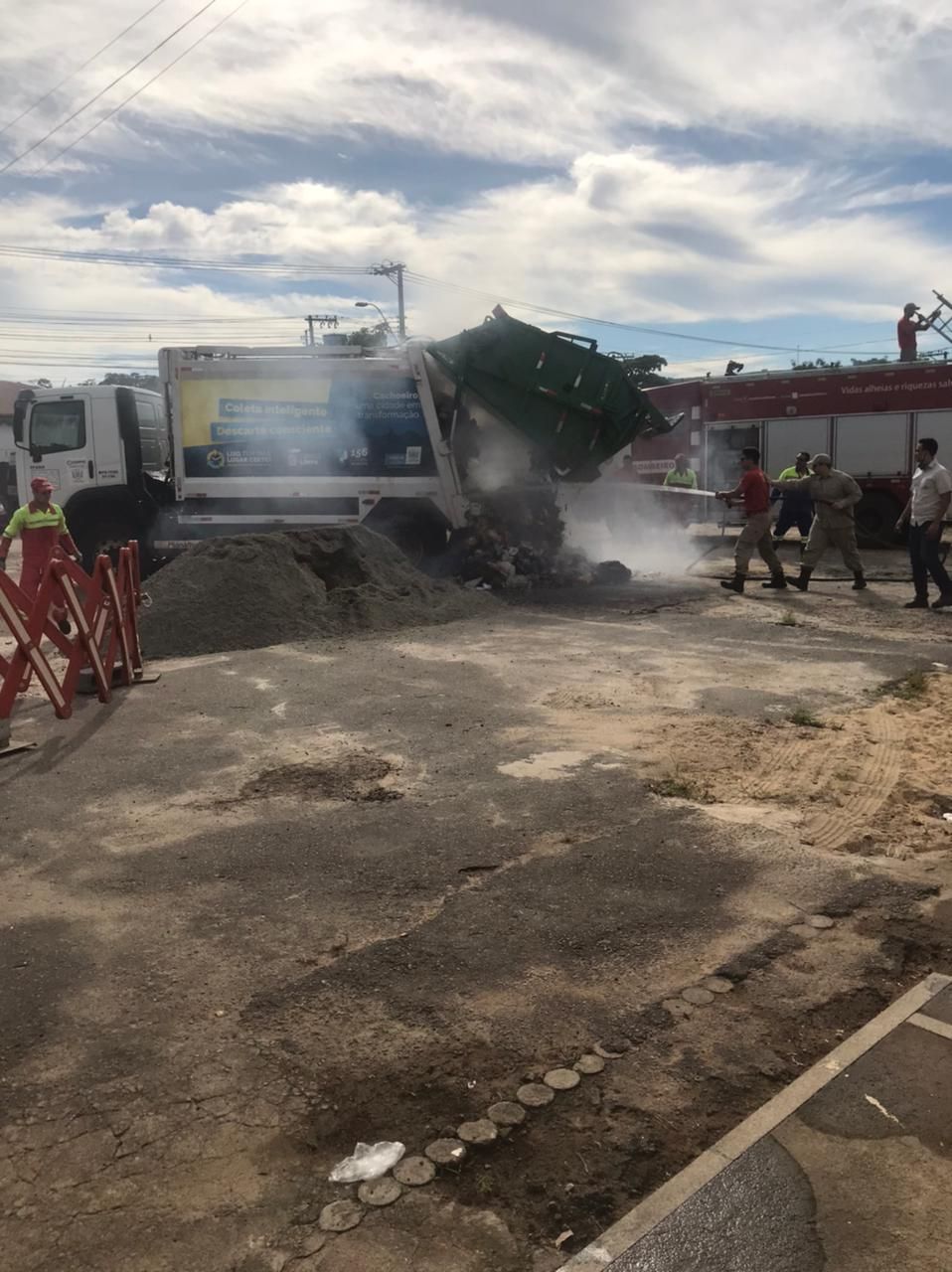Fumaça saindo de caminhão coletor de lixo (Foto: Alessandro de Paula)