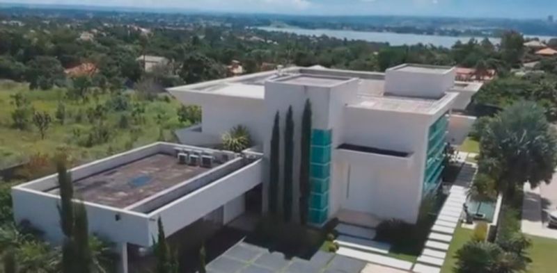 Mansão comprada por Flávio Bolsonaro (Foto: Reprodução / Youtube)