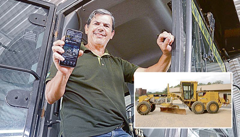 Márcio Destefani já publicou mais de 12 mil horas de gravações com 80 vídeos sobre trabalho que executa como motorista e operador de um trator chamado motoniveladora, em Alfredo Chaves (Foto: Clóvis Rangel / AT)
