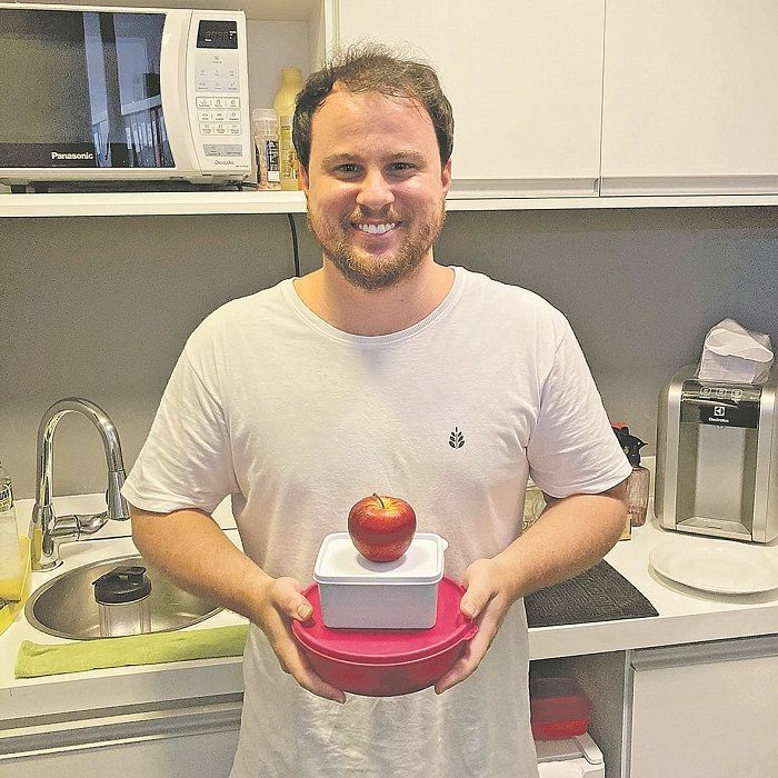 Hian Bruno, 25 anos, também aderiu à tendência e começou a levar marmitas de casa para o local de trabalho (Foto: Acervo pessoal)