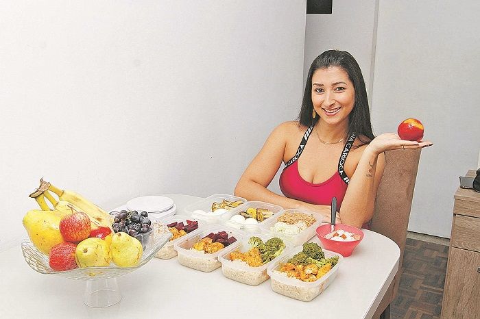 A técnica de enfermagem Beatriz da Silva Castro, 25 anos, contou que desde os últimos três anos tem carregado as refeições na bolsa (Foto: Fábio Nunes/AT)