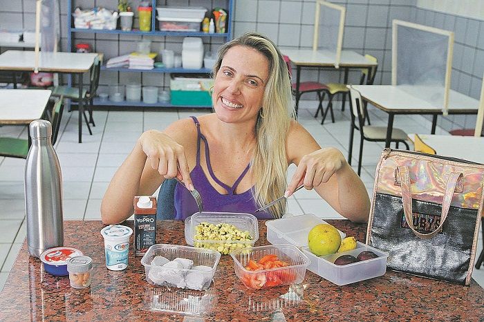 Professora Graciele Erzog leva marmita para o trabalho há oito anos: “Tiro domingo para preparar os alimentos” (Foto: Fábio Nunes/AT)