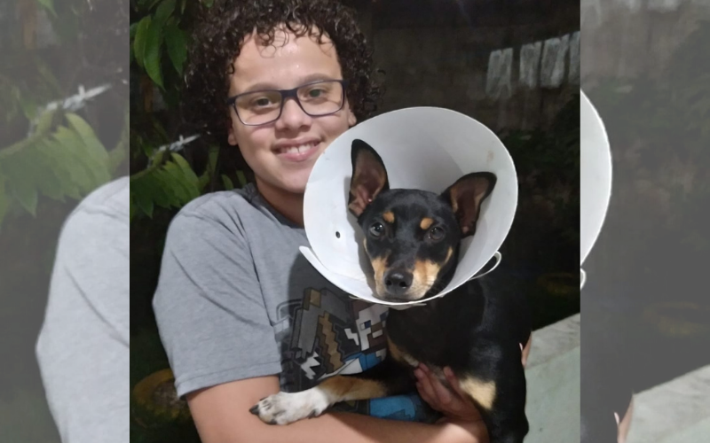 Mateus e sua cachorrinha Athena (Foto: Reprodução/Acervo Pessoal)