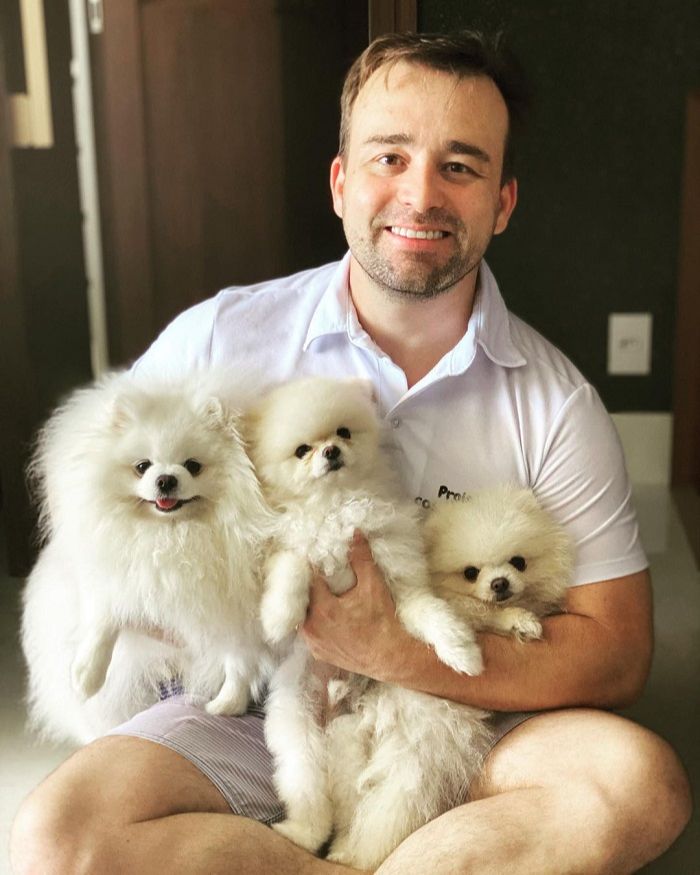 Rafael Avance Baggieri criou projeto para ajudar animais de abrigos. Na foto, o médico posa com os pets dele (Foto: Reprodução Instagram @rafaelangeloavancebaggieri)