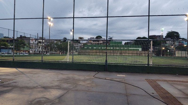 Menino de 8 anos é baleado ao jogar bola em praça de Vitória (Foto: Taynara Nascimento)