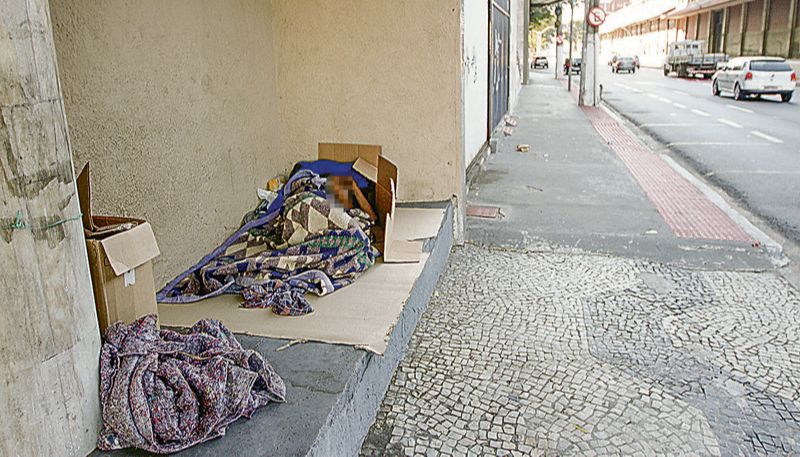 Moradora de rua pode ser beneficiada (Foto: Arquivo / AT)