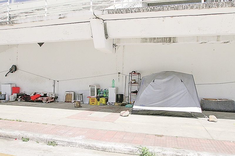 Pertences de moradores de rua deixados no Sambão do Povo: aumentou o número dessa população na região (Foto: Kadidja Fernandes/ AT)