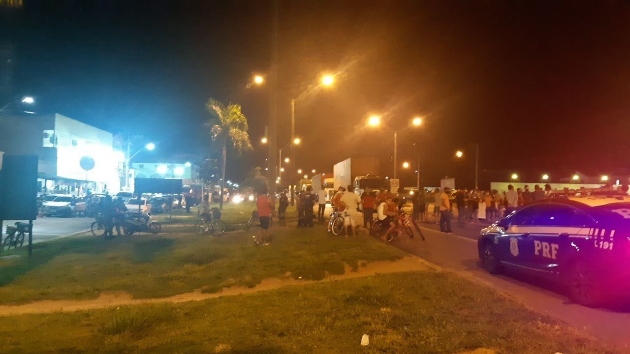A rodovia ficou totalmente interditada no quilometro 125 durante a manifestação (Foto: Divulgação/ PRF)