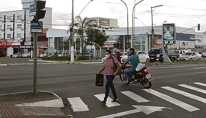 Motociclista que pilotava uma moto utilizada em uma autoescola é flagrado avançando o sinal vermelho na avenida Adalberto Simão Nader, em Vitória. (Foto: Fábio Nunes / AT)