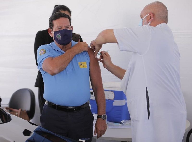 Mourão recebe a primeira dose da vacina contra Covid (Foto: Reprodução/Twitter)