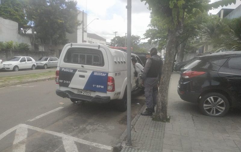 Viatura em que a menina precisou ficar com a mãe (Foto: Kananda Natielly/AT)