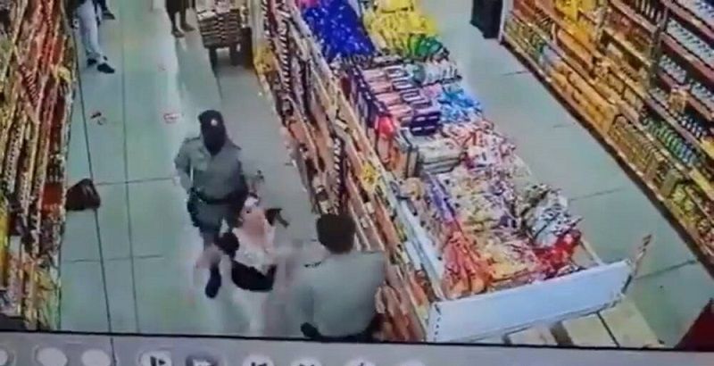 Durante a abordagem, a cliente mordeu, arranhou e tentou esfaquear os policiais militares (Foto: Reprodução)