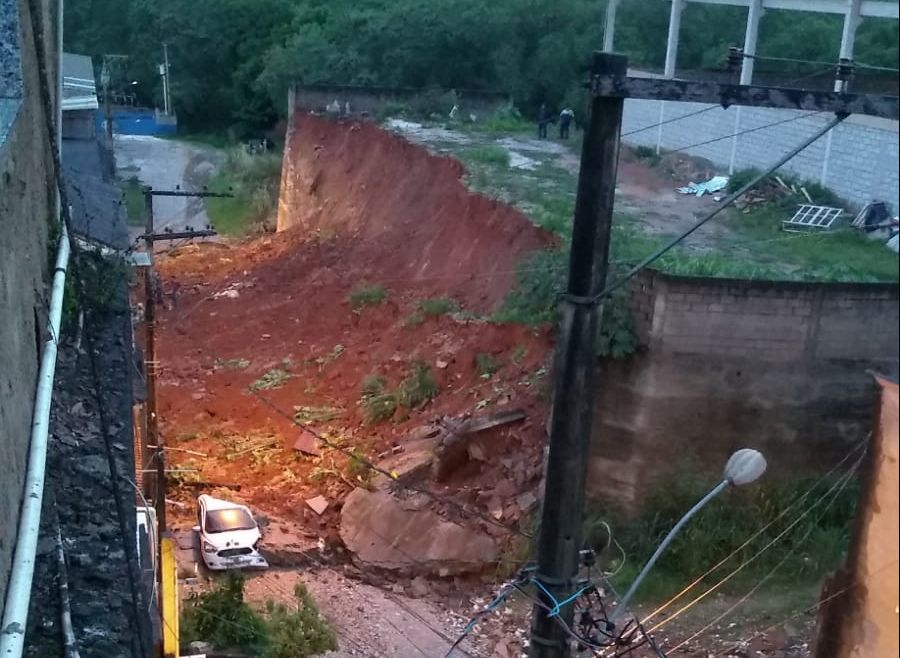 Muro desaba e atinge três carros e três casas em Cachoeiro (Foto: Reprodução / Redes sociais)