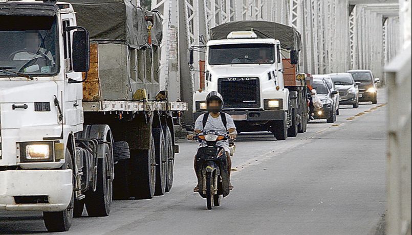 Na Cinco Pontes, que liga Vitória a Vila Velha, motociclista foi flagrado pela reportagem ao fazer ultrapassagem em local proibido, trafegando na contramão (Foto: Beto Morais / AT)