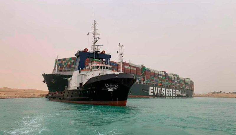 O navio porta-contêiner de 400 metros de comprimento e 59 metros de altura encalhou no Canal de Suez (Foto: Suez Canal Authority / AP / Agência Estado)