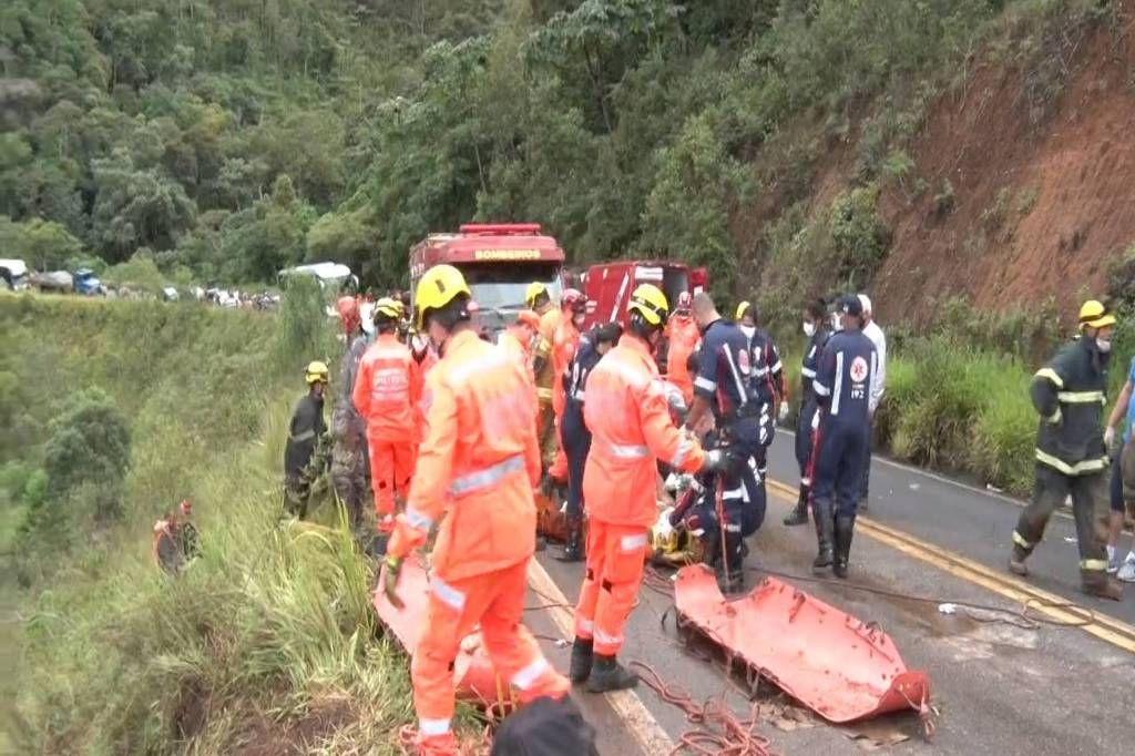Agentes do Corpo de Bombeiros atuaram no socorro às vítimas (Foto: Divulgação / CBMMG)