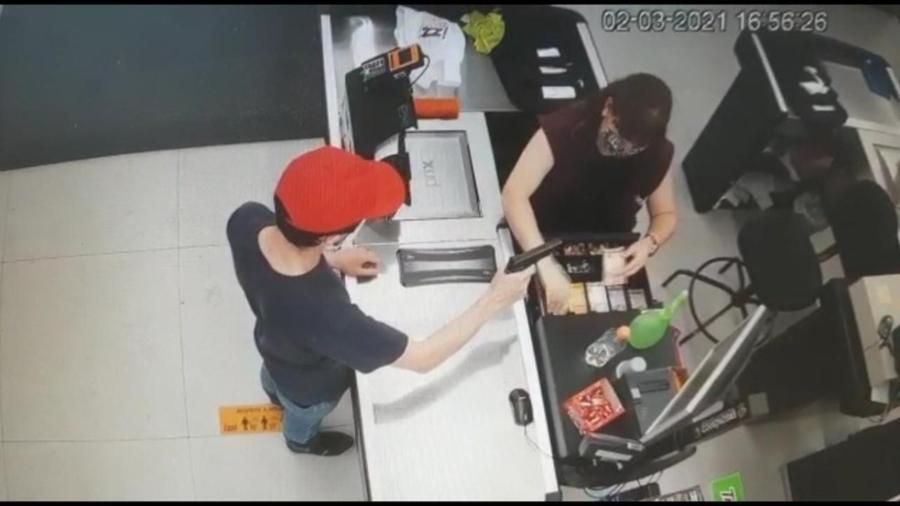 Câmera de segurança flagrou o assalto a um dos supermercados (Foto: Reprodução / Brigada Militar)