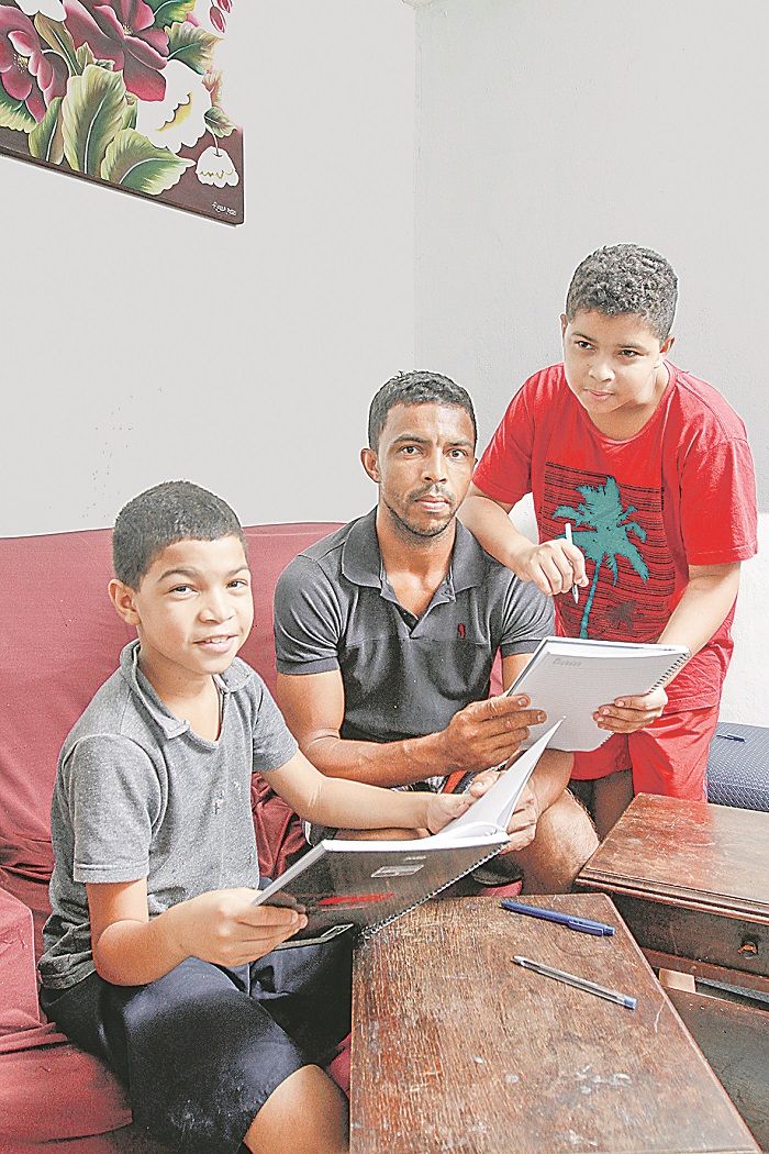 Os irmãos Pedro, de 11 anos, e Hugo, de 9 anos (Foto: Beto Morais/AT)