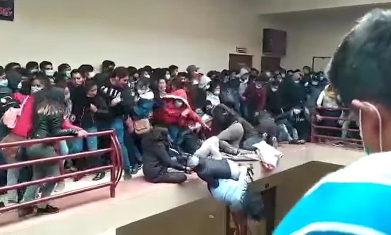 Parapeito cede e estudantes morrem após caírem do 4º andar em universidade (Foto: Reprodução / Vídeo)