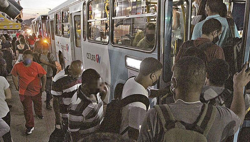 Passageiros em ponto de ônibus em Carapina, na Serra: denúncia de superlotação pode ser feita por aplicativo (Foto: Beto Morais / AT)