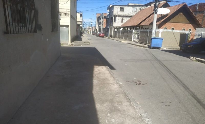Sangue do pintor ainda está na rua em frente à casa dele (Foto: Kananda Natielly/AT)