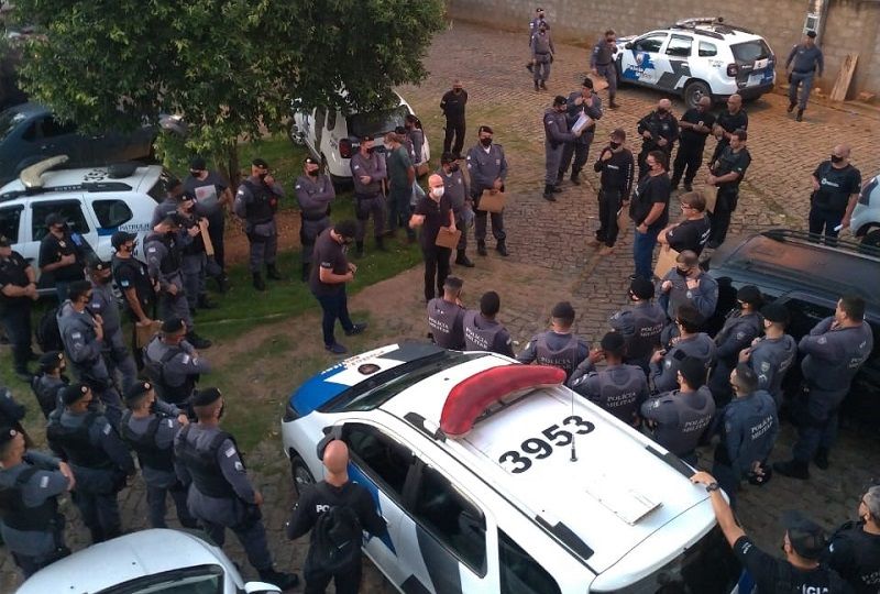 Durante a operação de cumprimento de mandados de prisão, armas, entorpecentes e dinheiro foram apreendidos (Foto: Divulgação/ Polícia Civil)