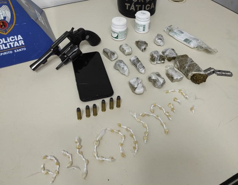 Os militares apreenderam buchas de maconha, pedras de crack, um revólver calibre 32 (Foto: Divulgação)