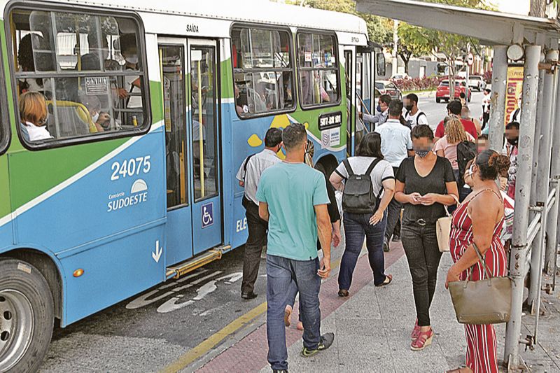 Pontos de ônibus ficam cheios e passageiros pedem a circulação de mais veículos do Transcol, para evitar aglomerações. (Foto: Dayana Souza / AT)