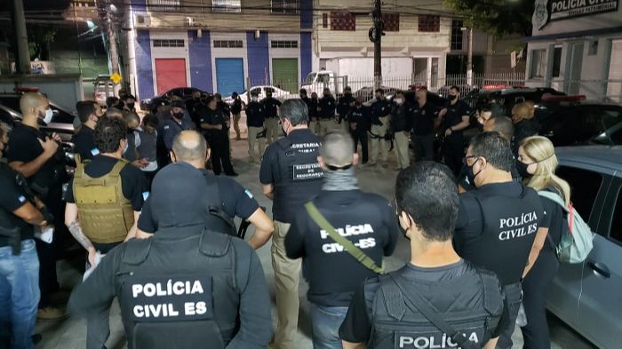 Policiais em reunião durante operação (Foto: Divulgação Polícia Civil )