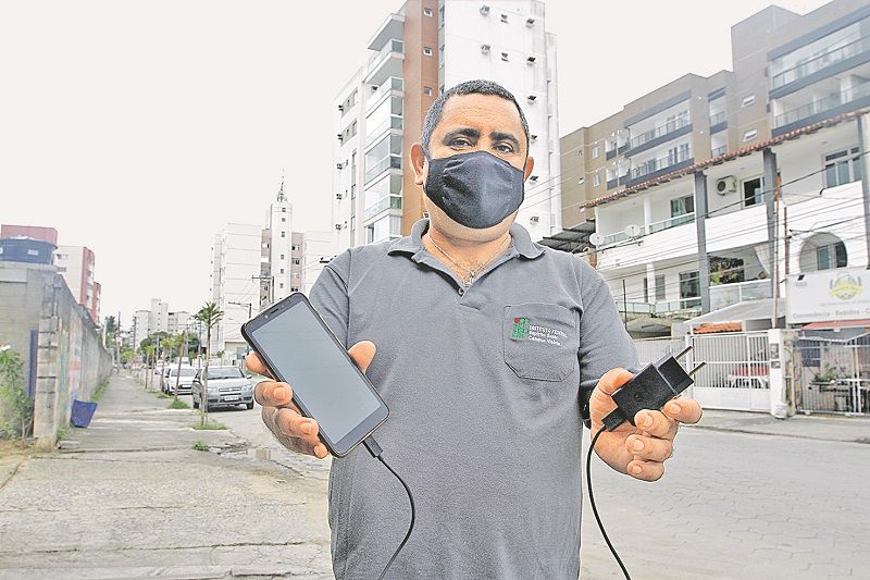 Professor do Ifes, Pablo Muniz disse que em dias de tempestade não se deve utilizar o celular em locais abertos (Foto: Fábio Nunes/AT)