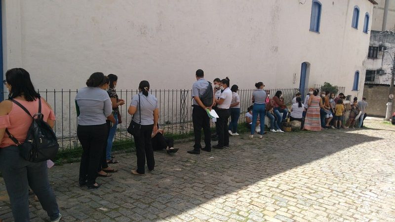 Profissionais de saúde enfrentam fila quilométrica para não pagar taxa de sindicato (Foto: Divulgação)